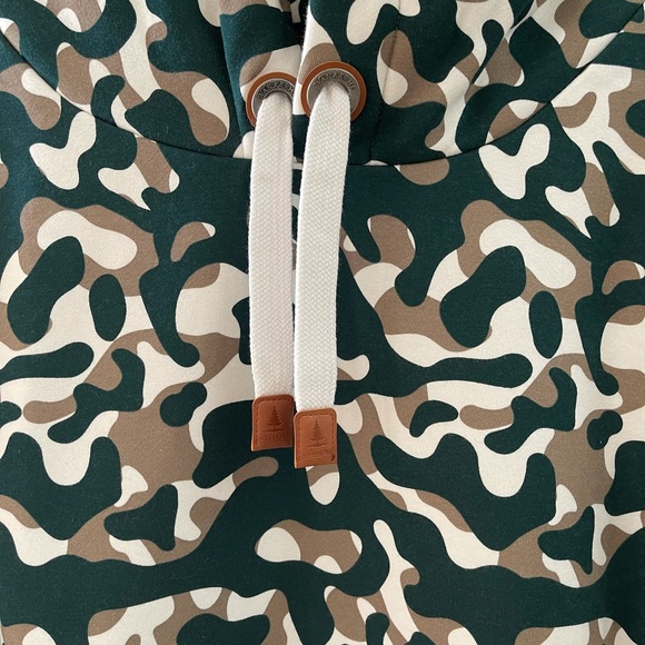 Wanakome Men’s Green Camo Hoodie - Picture 4 of 4